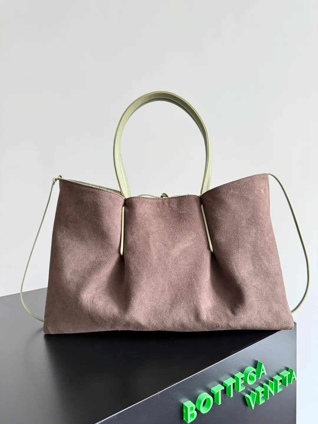 Batch 2660 Bottega Veneta 2025 new product PINACOTECA bag, iconic weaving process, skillfully crafted with 10mm Intrecciato process and equipped with suede lining. Four small strips of leather add character to the design and make the bag more stable. Relaxed yet sophisticated, casual yet refined, suede lining and double-sided design, suitable for shoulder and hand carry. The four straps can be adjusted into different shapes. One pack can be switched between two uses, easily integrating into your daily rhythm. Style number: 817166 Size: 43*23*17.5cm